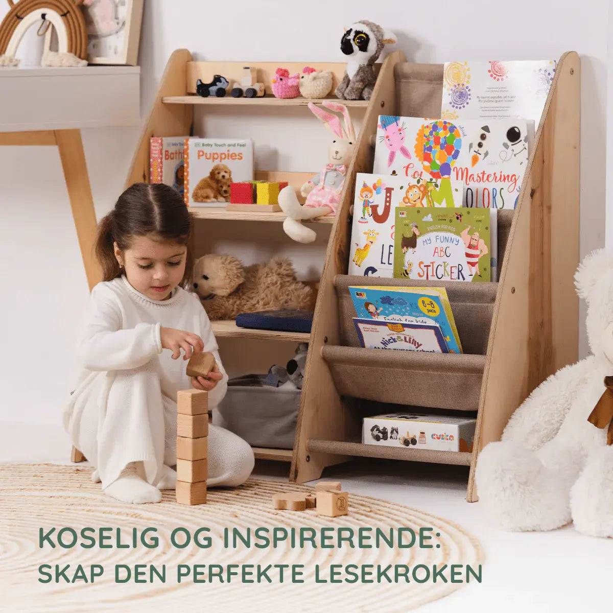 Montessori bokhylle i mørkeblå bjørkefiner – to rom for bøker og leker, barnerom
