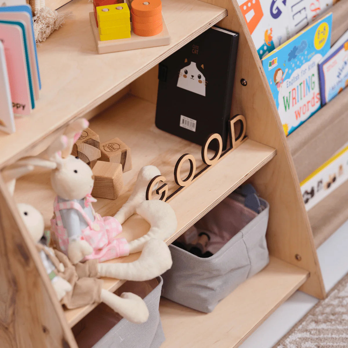 Montessori hylle fylt med bøker og leker – naturlig tre for ryddig barnerom