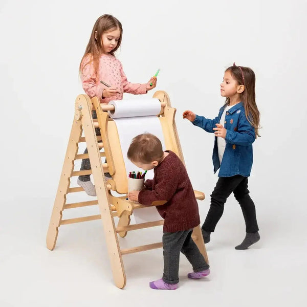 Kunsttillegg til trekantstige i bjørkefiner – staffeli og tegnebord for barn 1–10 år